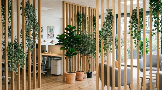 Quand le végétal artificiel rencontre les cloisons en bois : composer des espaces qui respirent