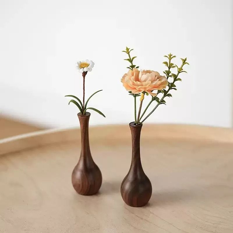 Petit Vase pour une Fleur en Bois Noyer