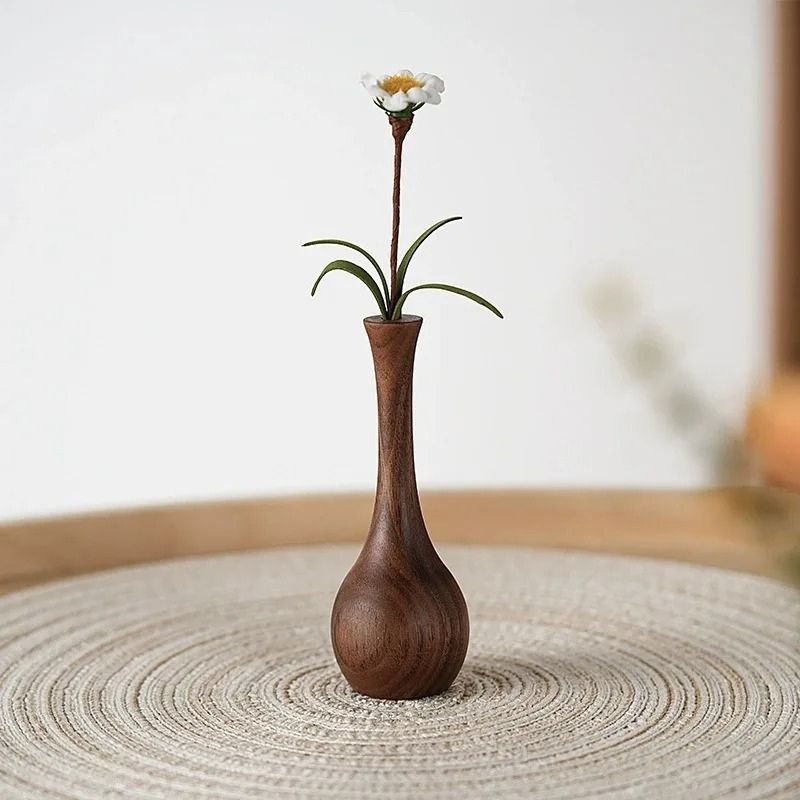 Petit Vase pour une Fleur en Bois Noyer